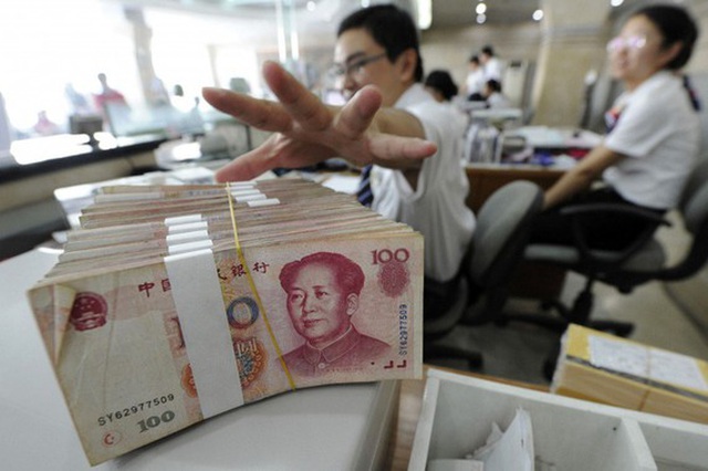 Dân Trung Quốc ồ ạt đi rút tiền khỏi ngân hàng do tin đồn trên mạng xã hội - 1
