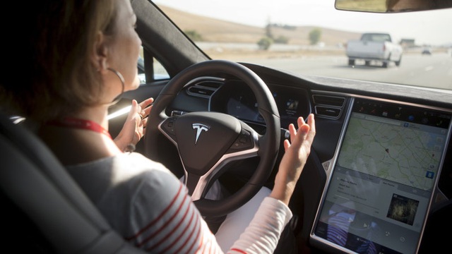 Quảng cáo xe hoàn toàn có khả năng tự lái, Tesla bị tuýt còi tại Đức - 2