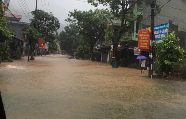 Mưa lớn nước ngập ngang người, TP Hà Giang thiệt hại nặng nề - 1