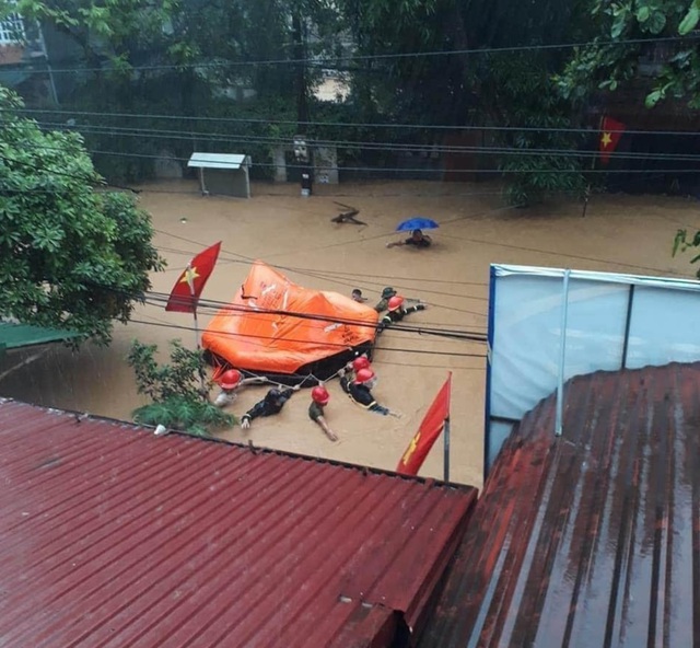 Mưa lớn nước ngập ngang người, TP Hà Giang thiệt hại nặng nề - 4