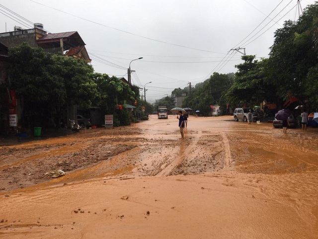 Mưa lớn nước ngập ngang người, TP Hà Giang thiệt hại nặng nề - 6