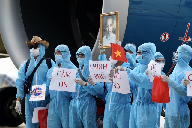 Xúc động hình ảnh người Việt được “giải cứu” giơ cao ảnh Bác Hồ, cờ Tổ quốc - 9