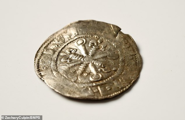Một đồng xu cổ quý hiếm từ thế kỷ 12 được rao bán hơn 300 triệu đồng - 1
