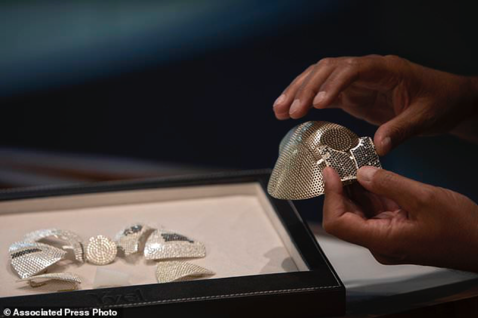Khẩu trang nạm kim cương đắt nhất thế giới trị giá 1,5 triệu USD