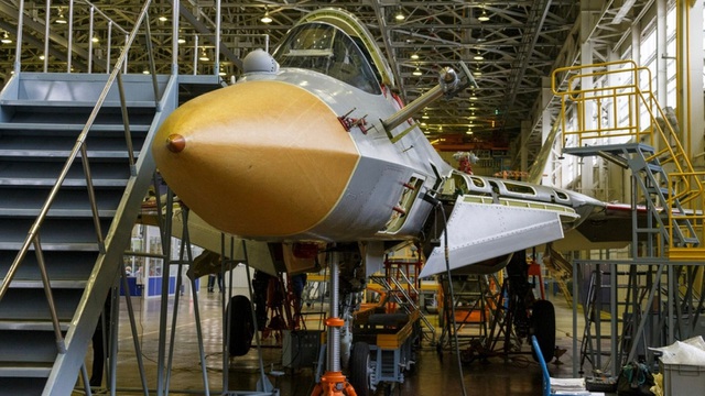Nga khoe ảnh nhà máy sản xuất bóng ma bầu trời Su-57 - 3