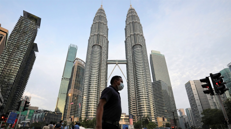 GDP Malaysia bất ngờ giảm kỷ lục 17,1% trong quý 2