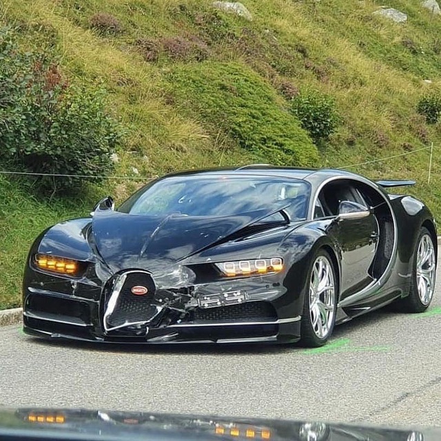 Tai nạn thiệt hại hơn 4 triệu USD vì tài xế siêu xe Bugatti mất kiên nhẫn - 2