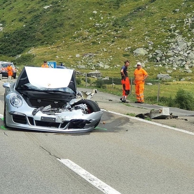 Tai nạn thiệt hại hơn 4 triệu USD vì tài xế siêu xe Bugatti mất kiên nhẫn - 4