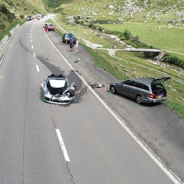 Tai nạn thiệt hại hơn 4 triệu USD vì tài xế siêu xe Bugatti mất kiên nhẫn - 5
