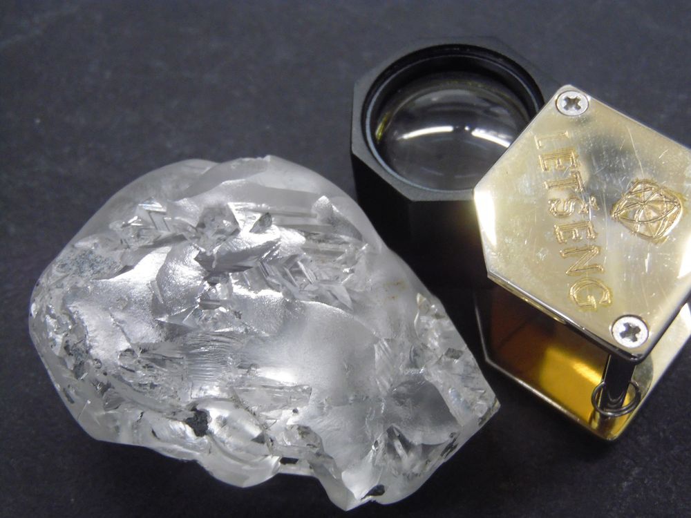 Đào được viên kim cương có giá trị nhất thế giới: 442 carat tại châu Phi