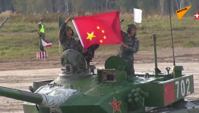 Đội tăng Trung Quốc cầm cờ ngược trong màn mừng chiến thắng tại Army Games - 1