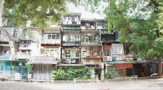 Hà Nội: Bất lực trước những khu chung cư cũ chờ sập - 1