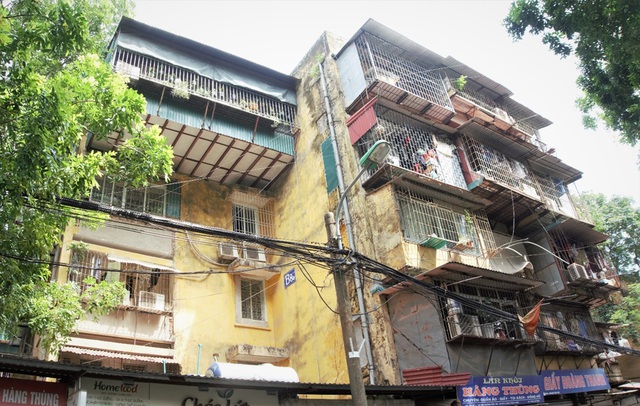 Hà Nội: Bất lực trước những khu chung cư cũ chờ sập - 2