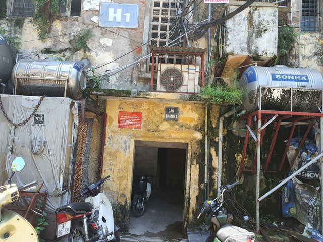 Hà Nội: Bất lực trước những khu chung cư cũ chờ sập - 4