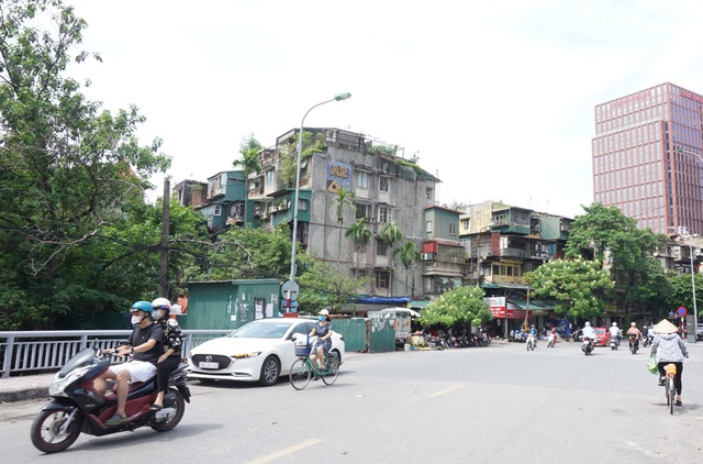 Hà Nội: Bất lực trước những khu chung cư cũ chờ sập - 6