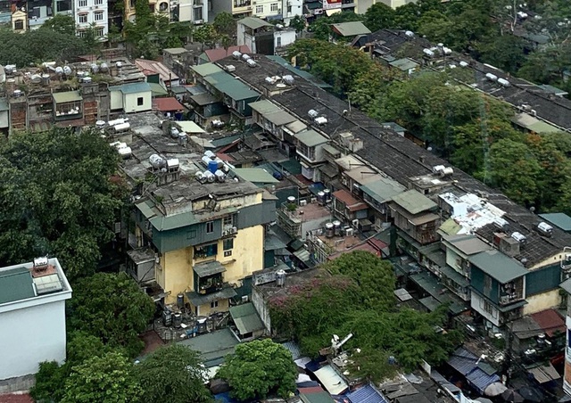 Hà Nội: Bất lực trước những khu chung cư cũ chờ sập - 8
