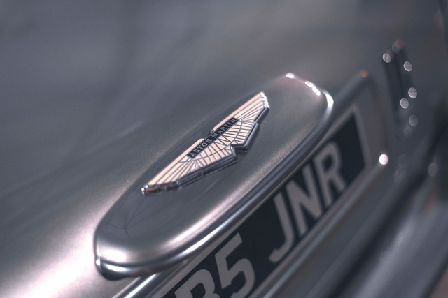 Aston Martin DB5 Junior - Chiếc xe trẻ con đắt hơn Mercedes C-Class - 10