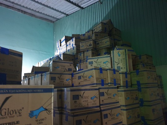 Phát hiện gần 4.500 thùng carton găng tay y tế nhăn nhúm “vô chủ”