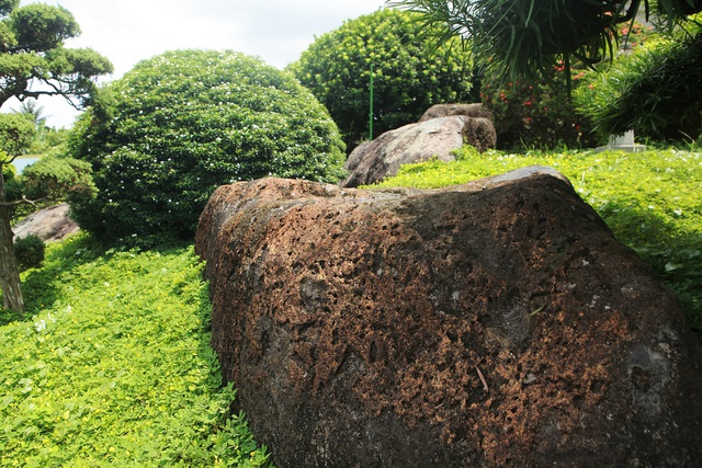 Đại gia làm hồ cá Koi, đồi nhân tạo bằng 100 tấn “đá bán quý” - 5