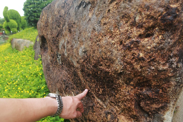 Đại gia làm hồ cá Koi, đồi nhân tạo bằng 100 tấn “đá bán quý” - 6