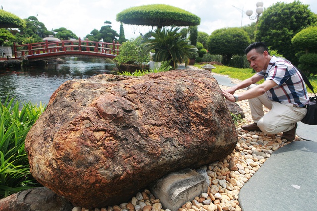 Đại gia làm hồ cá Koi, đồi nhân tạo bằng 100 tấn “đá bán quý” - 9