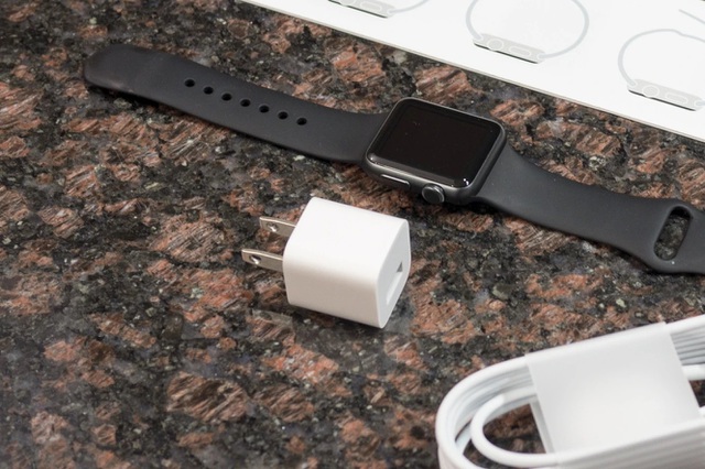Apple gây tranh cãi khi bán đồng hồ Watch không kèm theo củ sạc - 1
