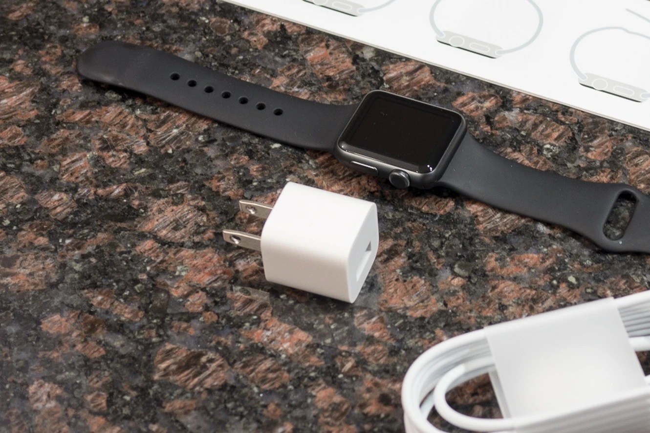 Apple gây tranh cãi khi bán đồng hồ Watch không kèm theo củ sạc