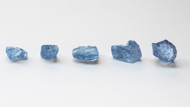 Choáng váng khi cùng lúc tìm thấy 5 viên kim cương xanh cực hiếm - 1