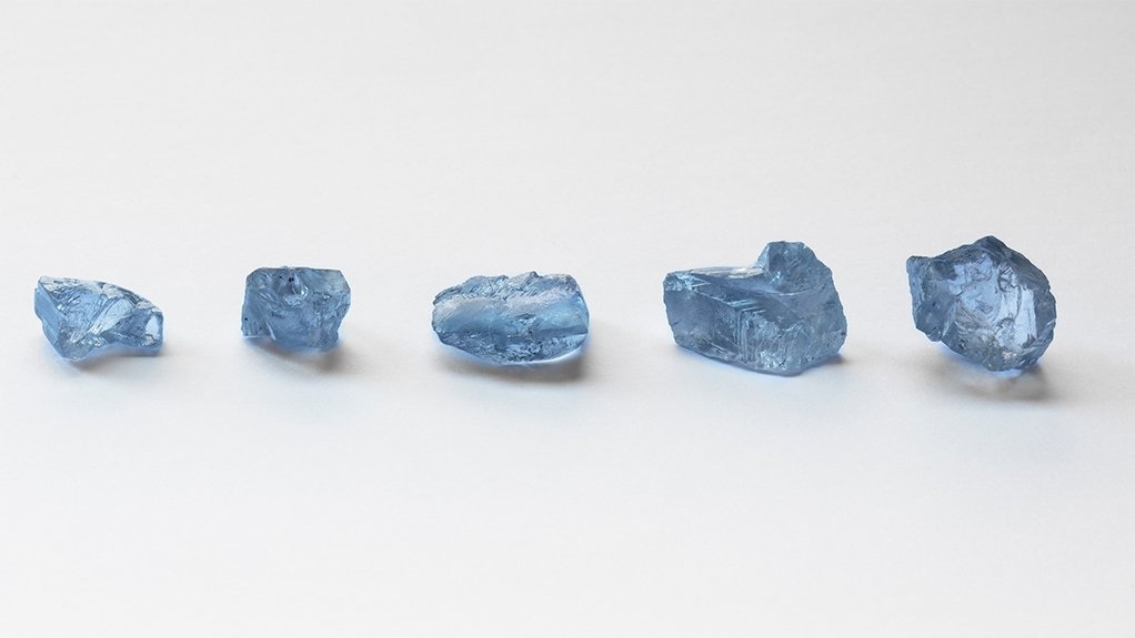 Choáng váng khi cùng lúc tìm thấy 5 viên kim cương xanh cực hiếm