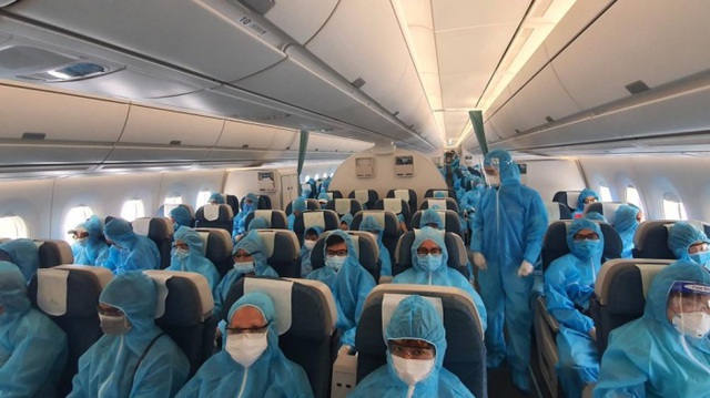 Hôm nay, chuyến bay quốc tế đầu tiên chở hơn 200 hành khách tới Việt Nam - 1