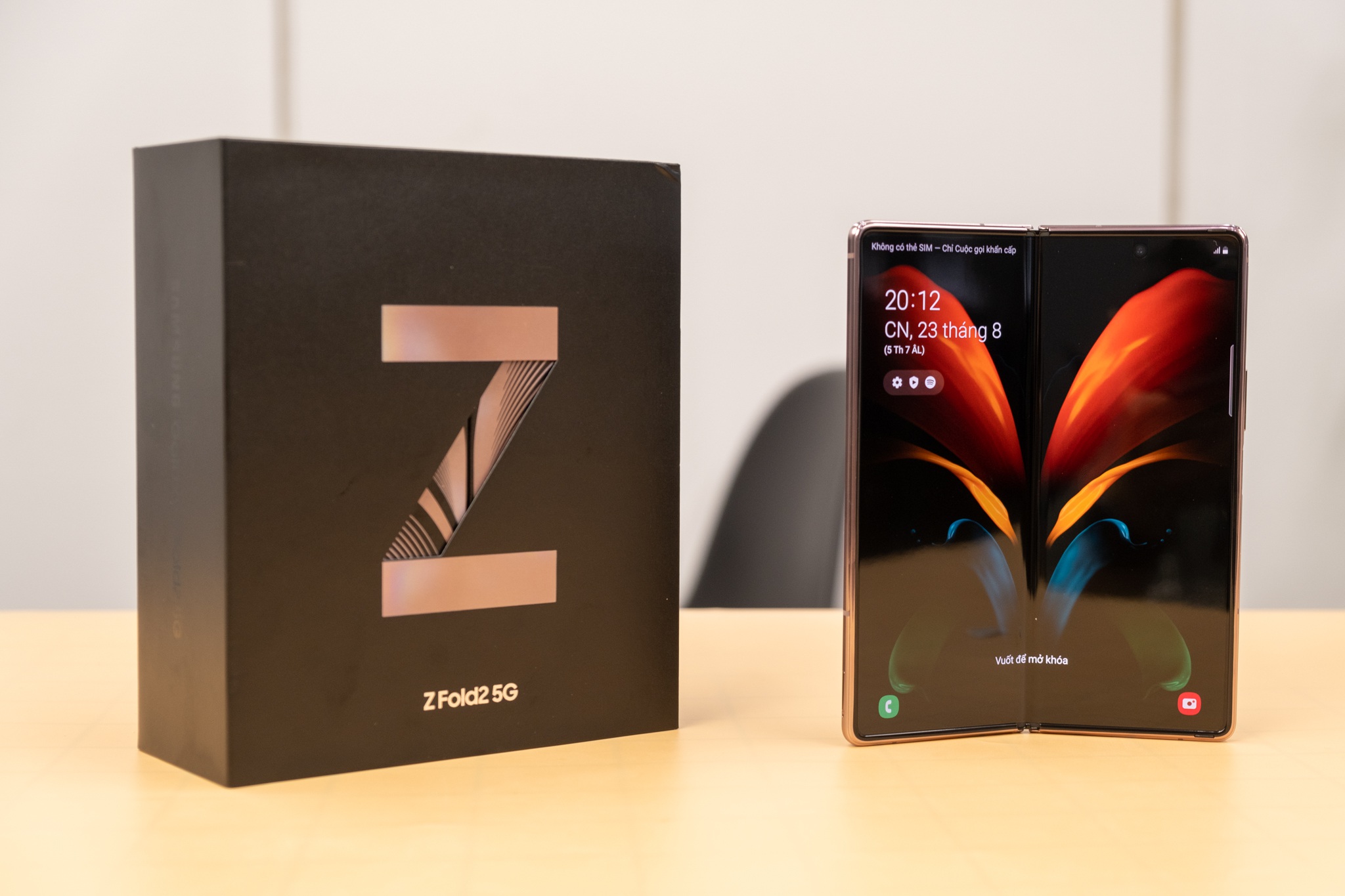 Mở hộp Galaxy Z Fold 2 giá 50 triệu đồng: hoàn thiện vẻ khác biệt
