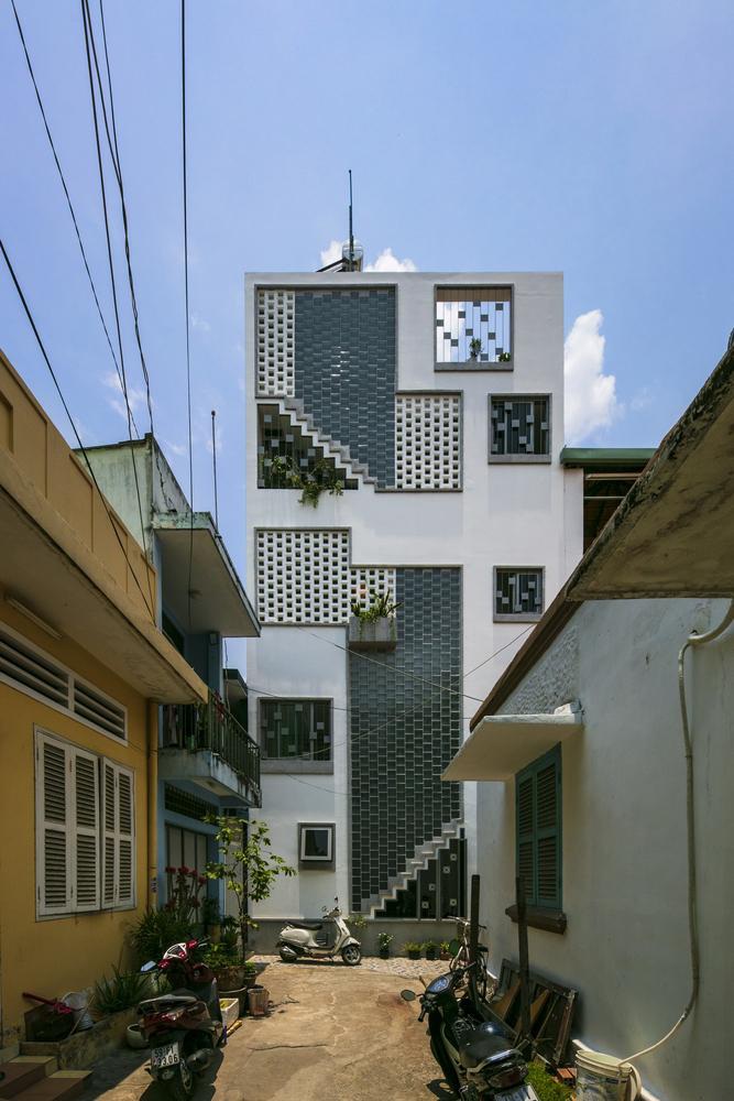 Bố mẹ Việt xây ngôi nhà với thiết kế lạ mắt tặng hai người con