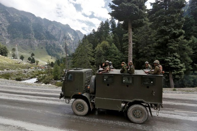 Trung Quốc điều 60.000 quân áp sát biên giới Ấn Độ