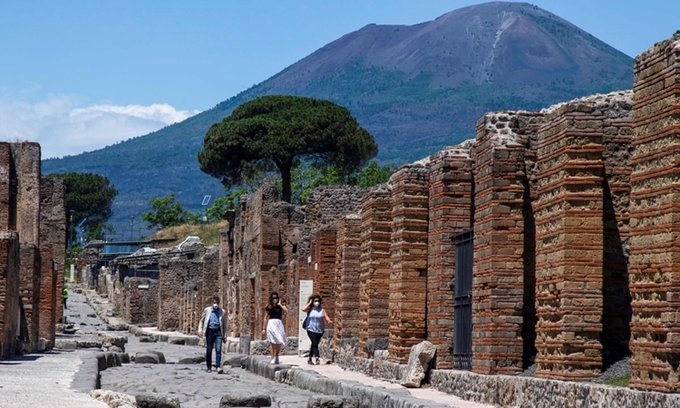 Du khách tại di chỉ khảo cổ Pompeii dưới chân núi Vesuvius, Italy. Ảnh: AFP.