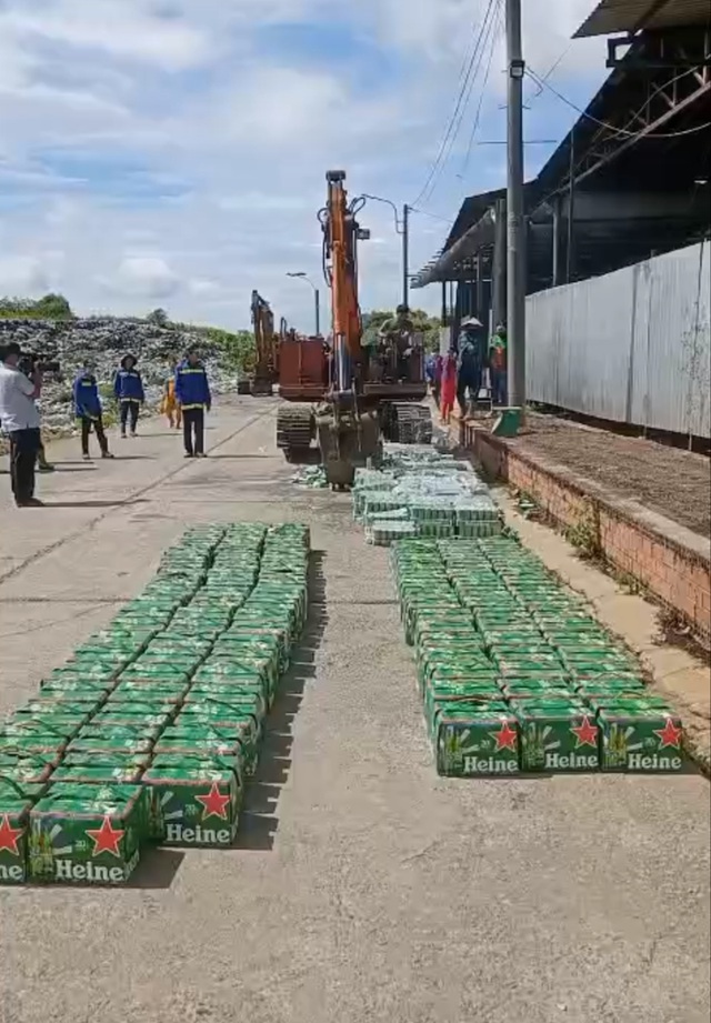 Tiêu huỷ hàng trăm thùng bia Heineken nhập lậu, không đạt chuẩn chất lượng - 3