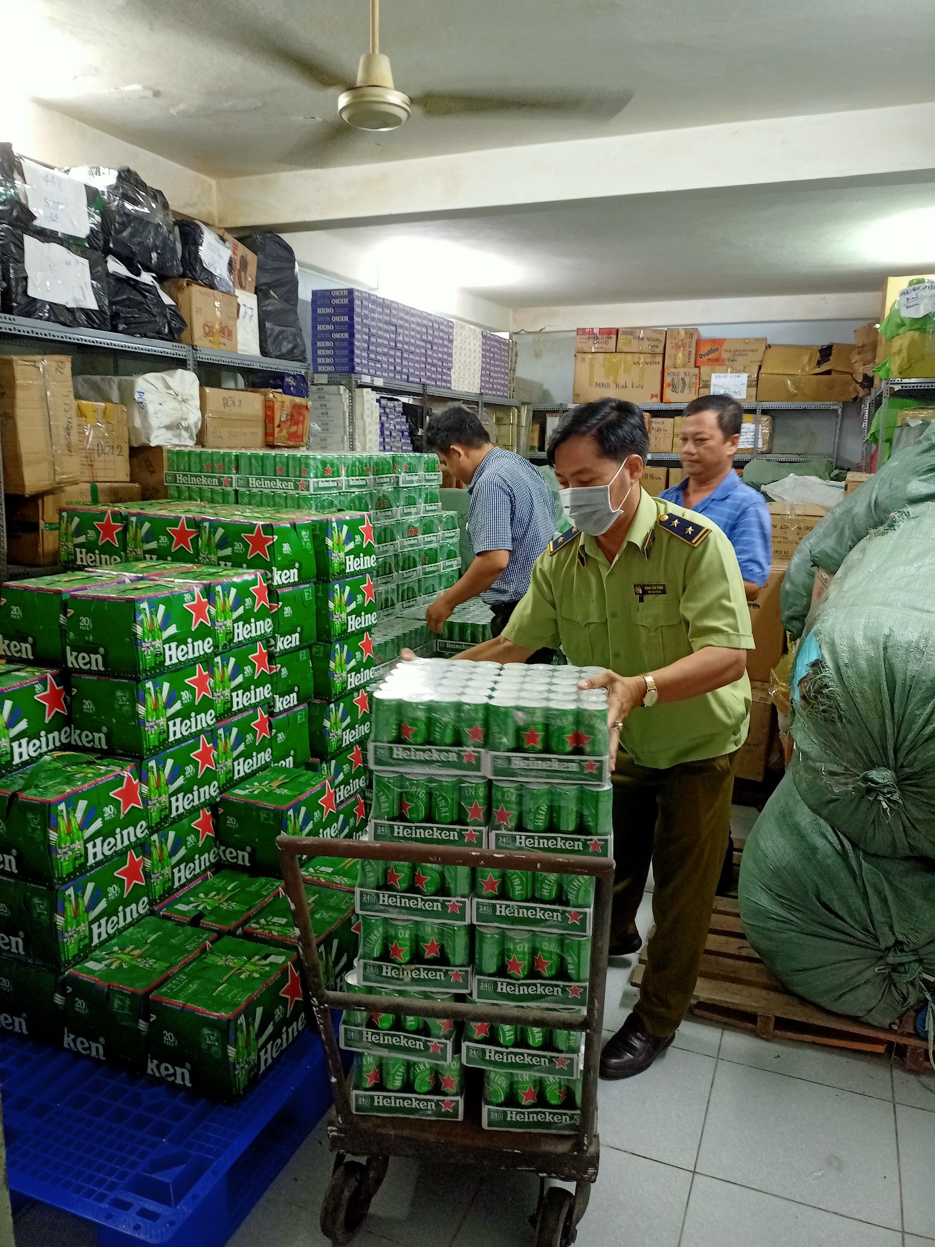 Tiêu huỷ hàng trăm thùng bia Heineken nhập lậu, không đạt chuẩn chất lượng