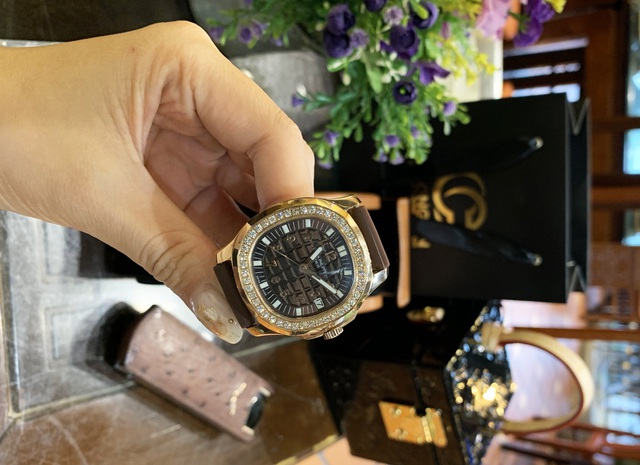 Rút ví hơn 1 tỷ đồng, nữ đại gia mua đồng hồ dát kim cương tự tặng bản thân - 1