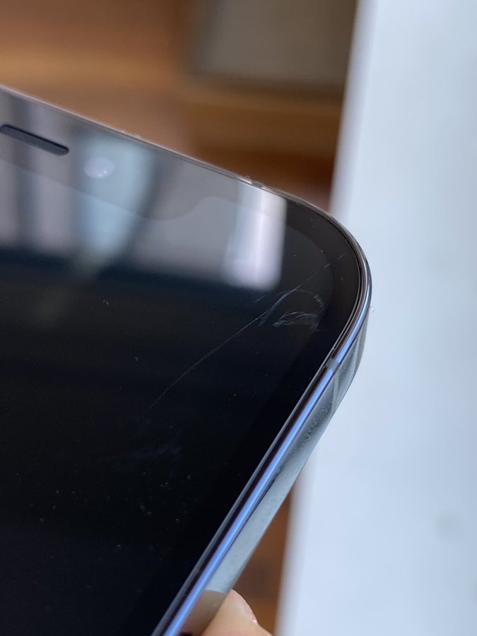 Trang bị mặt kính siêu bền, màn hình iPhone 12 vẫn dễ bị trầy xước