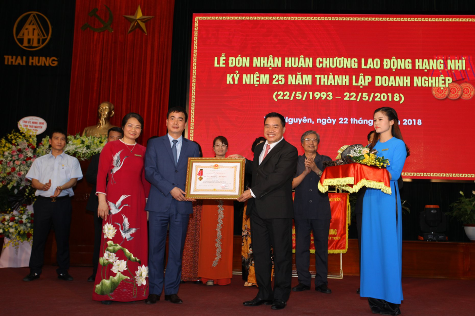Công ty CPTM Thái Hưng đón nhận Huân chương lao động hạng Nhì dịp kỷ niệm 25 năm ngày thành lập doanh nghiệp