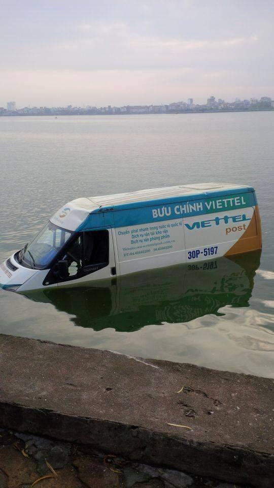 Xe ô tô Viettel “tắm mát” dưới Hồ Tây