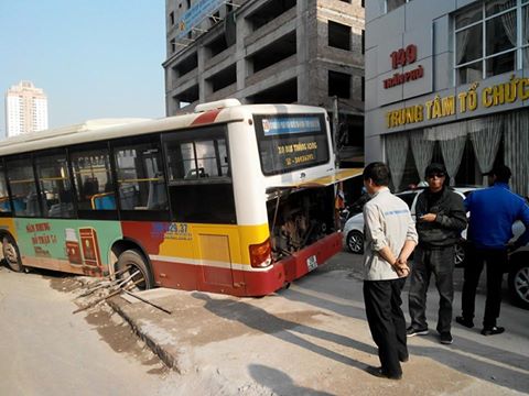 Hành khách khiếp vía vì xe bus tụt bánh xuống hố