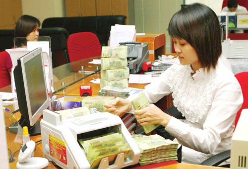 Thị trường tiền tệ đã dần ổn định. Trong ảnh: Hoạt động tại một chi nhánh của VPbank Hà Nội. Ảnh: Việt Linh