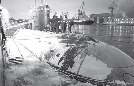 Tàu ngầm Hà Nội neo đậu tại cảng của nhà máy trong thời gian hoàn thiện phần tháp tàu.