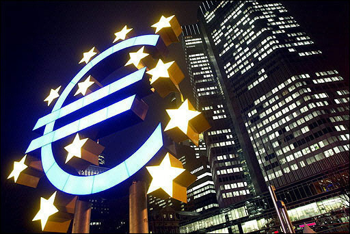 ECB hạ lãi suất xuống thấp kỷ lục vì lo giảm phát kéo dài