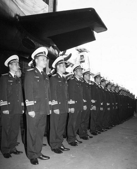 Thủy thủ đoàn của tàu ngầm Hà Nội tại lễ hạ thủy.