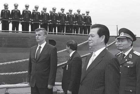 Thủ tướng Nguyễn Tấn Dũng đến thị sát tàu ngầm Hà Nội.