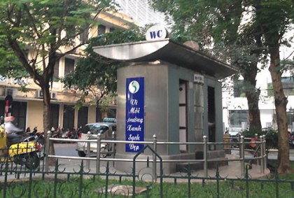 Nhà vệ sinh dát vàng ở Hà Nội: Đắt có xắt ra miếng?