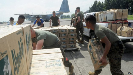 Hàng cứu trợ đang được tập trung về Cebu để đưa tới thành phố Tacloban