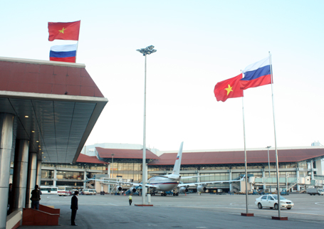 Hơn 6h, một máy bay trong đoàn của Tổng thống Nga Putin hạ cánh xuống sân bay Nội Bài