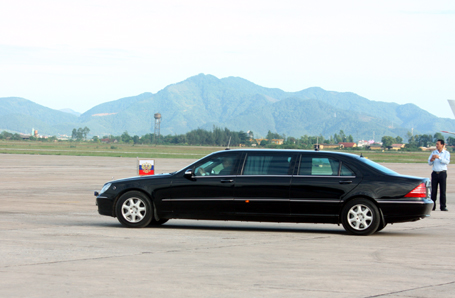 Xe chở Tổng thống Nga rời sân bay Nội Bài